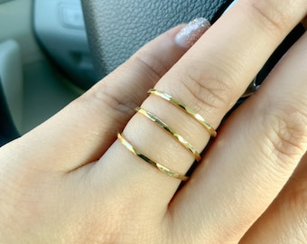 Anillo fino liso de oro macizo de 14K o 18K / Anillo apilable facetado hecho a mano / Anillo martillado de 1,5 mm para nudillo, meñique o pulgar / Anillos finos brillantes para Semanario