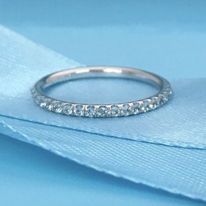 Anello mezza eternità in acquamarina/Anello Infinity in pavé di acquamarina da 1,5 mm/Nozze in acquamarina/Regalo per il 19° anniversario/Matrimonio in acquamarina a strati azzurro chiaro