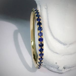 Blauer Saphir Eternity Band 1.5 mm Zarte Saphir Eternity Ring Pave Blue Sapphire Infinity Einzigartige Hochzeit Jahrestag Stacking Band