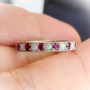Opal Rubin Ring / Alternierendes Rubin Opal Milgrain Band / 3 mm Einzigartiger Opal Rubin Pave Jahrestag und Birthstone Ring / Oktober Juli Stapelring