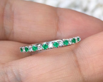 繊細な14金エメラルドダイヤモンドリング - 交互に宝石があしらわれた