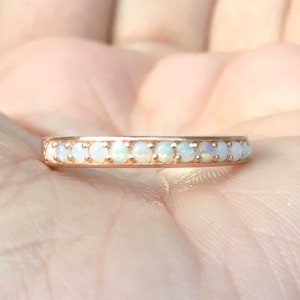 Opalring/ Halv alliansring med naturlig opal/ Opalband med 3 mm stift/ Opalbröllopsring/ Jubileumsring/ Stapelring med opal/ Oktober födelsesten