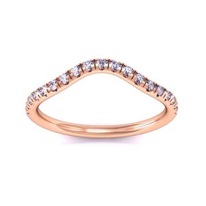 Op de afbeelding: Een gecontourde trouwring van roségoud met een rij kleine diamanten.