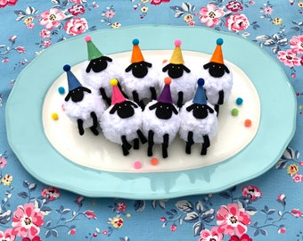 Party Sheep - Cintre de décoration tricoté à la main dans un chapeau de fête