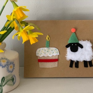 Carte d'anniversaire en kraft recyclé mouton avec chapeau de fête tricoté à la main
