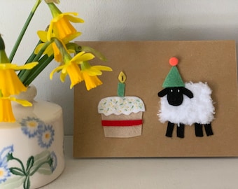 Oveja tejida a mano con gorro de fiesta de cumpleaños en tarjeta Kraft reciclada