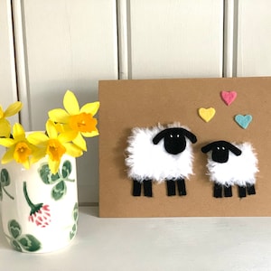 Carte kraft recyclée mouton, brebis et agneau tricotée à la main, nouveau-né, anniversaire, petite fille, bébé garçon, amour