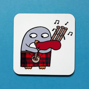 K&ouml;nnte beinhalten: Quadratischer wei&szlig;er Untersetzer mit einem Cartoon-Pinguin, der Dudelsack spielt. Der Pinguin ist grau mit einem orangefarbenen Schnabel und tr&auml;gt einen rot-schwarzen Schottenkilt. Noten sind &uuml;ber dem Dudelsack gezeichnet.