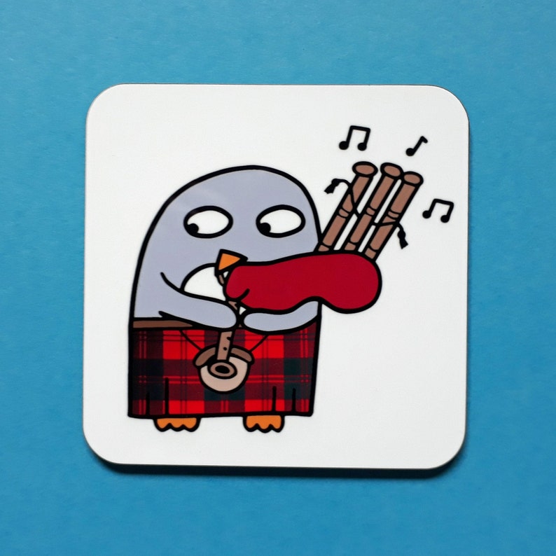 K&ouml;nnte beinhalten: Quadratischer wei&szlig;er Untersetzer mit einem Cartoon-Pinguin, der Dudelsack spielt. Der Pinguin ist grau mit einem orangefarbenen Schnabel und tr&auml;gt einen rot-schwarzen Schottenkilt. Noten sind &uuml;ber dem Dudelsack gezeichnet.