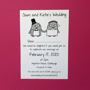 以下が含まれることがあります： 手をつないだ漫画のペンギンのウェディング招待状。「Sam and Katie's Wedding」と書かれており、結婚式の日にち、時間、場所が記載されています。背景はマゼンタ色です。