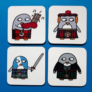 K&ouml;nnte beinhalten: Vier quadratische Untersetzer mit Cartoon-Pinguinen in schottischer Kleidung. Einer spielt Dudelsack, ein anderer tr&auml;gt Kilt und Hut, ein dritter h&auml;lt ein Schwert, und der letzte tr&auml;gt Jacke und Kilt. Jeder Untersetzer hat einen wei&szlig;en Hintergrund.