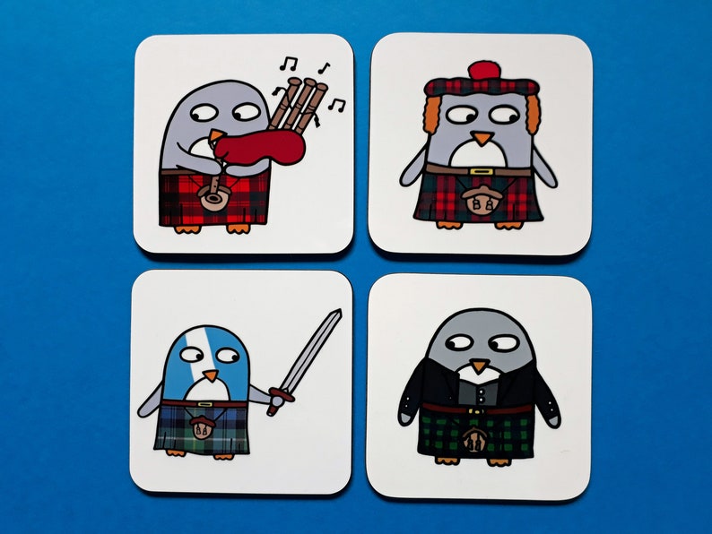 K&ouml;nnte beinhalten: Vier quadratische Untersetzer mit Cartoon-Pinguinen in schottischer Kleidung. Einer spielt Dudelsack, ein anderer tr&auml;gt Kilt und Hut, ein dritter h&auml;lt ein Schwert, und der letzte tr&auml;gt Jacke und Kilt. Jeder Untersetzer hat einen wei&szlig;en Hintergrund.