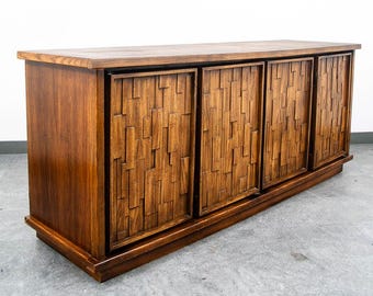 Cómoda/aparador/a de estilo moderno de mediados de siglo, de roble, estilo brutalista, con 8 cajones.