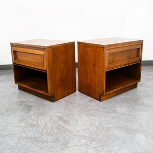 Mesitas de noche y mesas auxiliares de estilo moderno de mediados de siglo Morris California Nogal Cajón M
