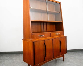 Szafka Garrison Hutch z kolekcji Mid Century Modern w stylu chińskim, szklana witryna MCM