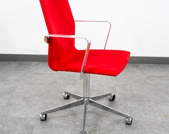 Silla de oficina moderna de mediados de siglo, roja, giratoria, con reposabrazos, Arne Jacobsen, de ante, MCM.