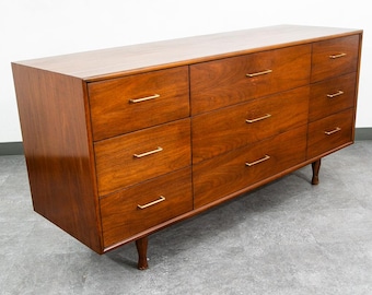 Credenza/Comò Mid Century Modern con 9 cassetti in legno di noce, stile vintage MCM con ottone