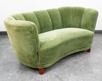 Sofá de dos plazas de estilo moderno danés de mediados de siglo, de mohair verde claro.