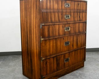 Cómoda alta de estilo moderno de mediados de siglo de Kroehler Furniture, color nogal, 4 cajones, latón.