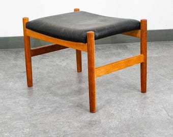 Taburete otomano giratorio de estilo moderno de mediados de siglo, de madera maciza de roble negro con capitoné Spottrup MCM.