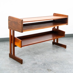 Consola danesa moderna de mediados de siglo, ideal para recibidor, con estantes de nogal.