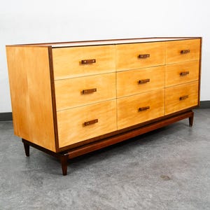 Kommode im Mid-Century-Modern-Stil, Birke, Walnussholz, Schubladen, italienisches Blond