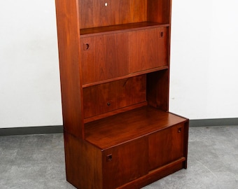Bokhylla i teak, skjutdörrar, dansk modern stil, mitten av århundradet