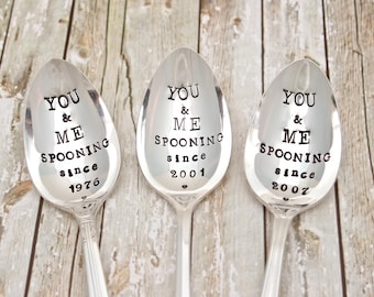 Tú y yo cuchareando desde la cuchara - Regalo de aniversario de bodas - Cubiertos de plata vintage - Estampado a mano personalizado - Cuchara para servir