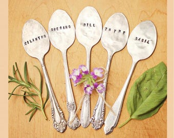 Juego de marcadores de jardín - Cuchara para plantas, hierbas y verduras - Cinco piezas vintage plateadas, estampadas a mano, sostenibles y reutilizables. Regalo ideal para el Día de la Madre o del Padre.