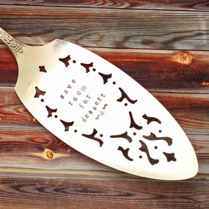 Cake Pie Server - Bewaar ruimte voor dessert - Handstamped Vintage Silverplate - Tablescape Holiday Christmas Decor - OOAK - Hostess Basket Gift