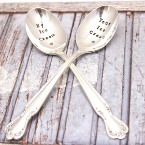 Ice Cream Spoon Set Pair Tamponné à la main His Hers Mine My Your Smoothie dessert Argenterie vintage Cadeau danniversaire de mariage image 2