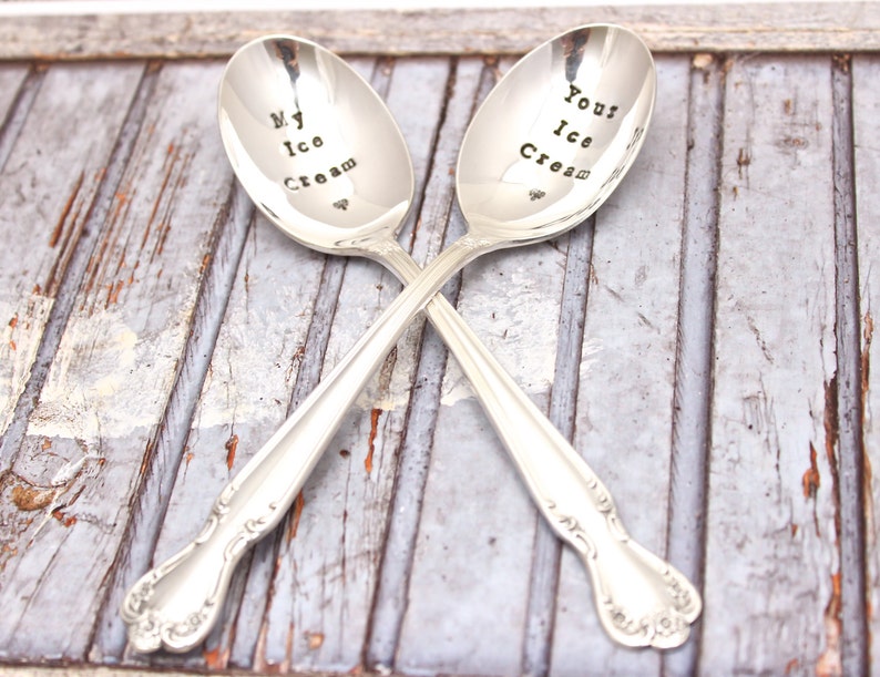 Ice Cream Spoon Set Pair Tamponné à la main His Hers Mine My Your Smoothie dessert Argenterie vintage Cadeau danniversaire de mariage image 2