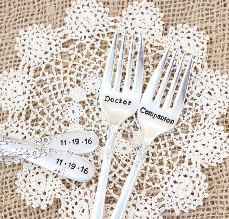 Doctor Who en Companion Wedding Fork Set Aangepaste datum handstamped Cake Dessert Diner Vintage zilveren bestek Dr. Who Fan Gift Boxed afbeelding 1