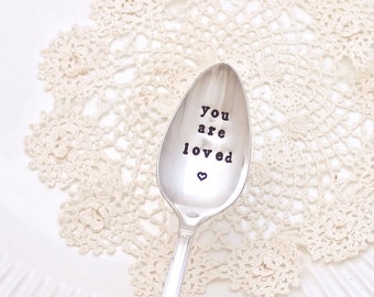 You Are Loved Spoon - Estampillé à la main - Café Thé Céréales Petit-déjeuner Glace - Cadeau de la Fête des Mères - Pour elle Lui Maman Papa Grand-mère Panier Ajouter