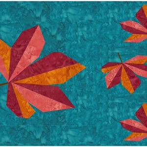 Puede incluir: Un panel de tela acolchada con un fondo color cerceta de textura moteada. Una hoja grande y tres más pequeñas están aplicadas sobre la superficie. Cada hoja está construida con segmentos de tela de color naranja, rojo y rosa oscuro.