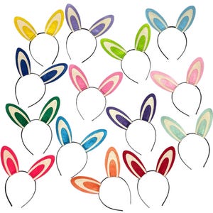 Puede incluir: Una colecci&oacute;n de diademas con orejas de conejo de Pascua en varios colores, incluyendo amarillo, azul, verde, rosa y rojo. Cada diadema presenta una banda negra y colores de orejas interiores contrastantes. Estos accesorios festivos son perfectos para las celebraciones de Pascua.