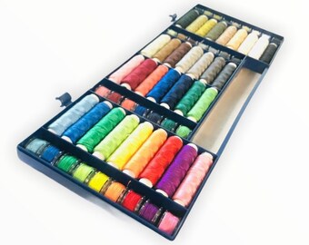 64 Teiliges Garn Set mit 32 Farbigen Garnrollen und Passenden Bobbins in Blau Box Polyester Hochfesten Faden für Nähmaschine Sew Kit