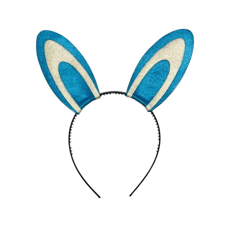 Puede incluir: Una diadema festiva con orejas de conejo azules y blancas brillantes. Las orejas son de un azul vibrante con una secci&oacute;n interior blanca y est&aacute;n unidas a una diadema de pl&aacute;stico negro. Perfecta para celebraciones de Pascua o fiestas de disfraces.