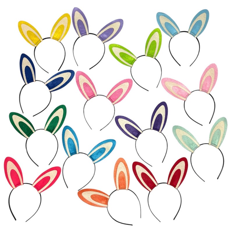 Puede incluir: Una colecci&oacute;n de diademas con orejas de conejo de Pascua en varios colores, incluyendo amarillo, azul, verde, rosa y rojo. Cada diadema presenta una banda negra y colores de orejas interiores contrastantes. Estos accesorios festivos son perfectos para las celebraciones de Pascua.