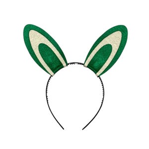 Puede incluir: Una diadema con orejas de conejo verdes y blancas. Las orejas son de un verde vibrante con una franja interior blanca. La diadema es negra y tiene peque&ntilde;os detalles decorativos. Ideal para Pascua o disfraces.