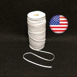 Può includere: Un rotolo di cordoncino elastico bianco, avvolto attorno a un tubo di cartone. Il cordoncino è largo circa 6 mm ed è comunemente usato per realizzare maschere per il viso.