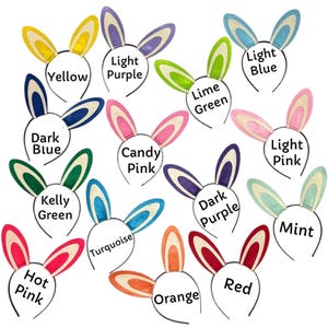 Puede incluir: Una colecci&oacute;n de diademas con orejas de conejo en varios colores, incluyendo amarillo, azul oscuro, verde Kelly, morado claro, verde lima, azul claro, rosa chicle, rosa claro, rosa intenso, naranja, rojo, turquesa y menta. Cada diadema tiene una base blanca con el nombre del color.