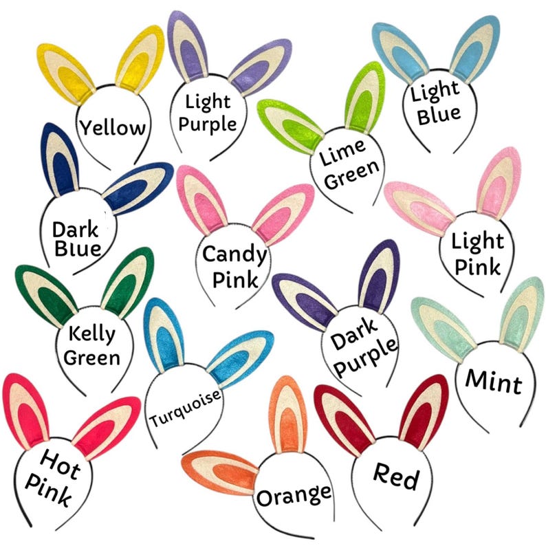 Puede incluir: Una colecci&oacute;n de diademas con orejas de conejo en varios colores, incluyendo amarillo, azul oscuro, verde Kelly, morado claro, verde lima, azul claro, rosa chicle, rosa claro, rosa intenso, naranja, rojo, turquesa y menta. Cada diadema tiene una base blanca con el nombre del color.