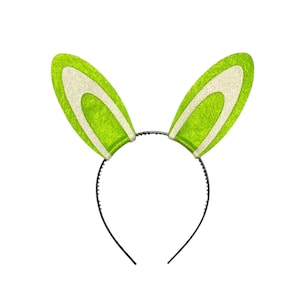 Puede incluir: Una diadema con orejas de conejo verde brillante. Las orejas tienen una franja blanca en el centro y est&aacute;n unidas a una diadema fina y negra. Las orejas est&aacute;n erguidas y ligeramente curvadas.