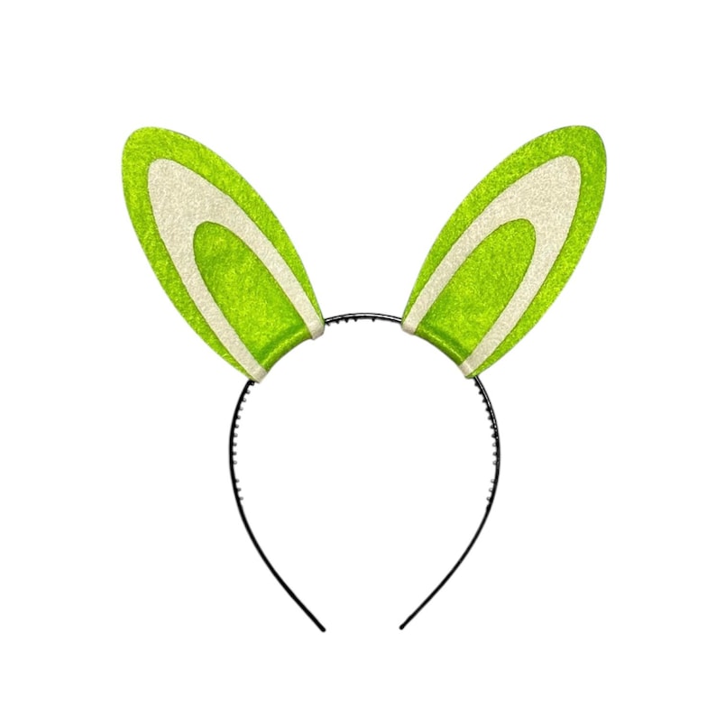Puede incluir: Una diadema con orejas de conejo verde brillante. Las orejas tienen una franja blanca en el centro y est&aacute;n unidas a una diadema fina y negra. Las orejas est&aacute;n erguidas y ligeramente curvadas.