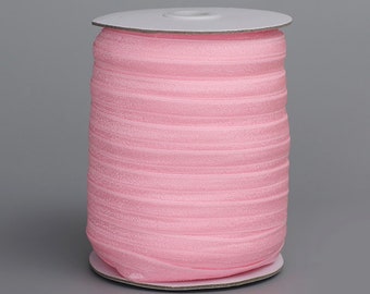Puede incluir: Una bobina de elástico rosa doblado, también conocido como FOE, para proyectos de costura y manualidades.