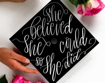 Può includere: Un cappello di laurea nero con calligrafia bianca che recita "Credeva di potercela fare, quindi l'ha fatto".