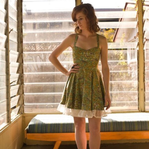 Green Sweetheart Bodice Summer Dress . Size 8.
