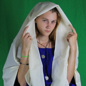 Duży prostokątny welon dostępny w wielu kolorach, może być również lekką peleryną.