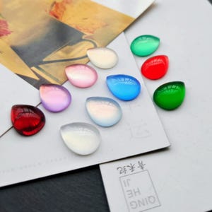 Enfärgade resincabochoner — Droppformade, plattbakade dekorationer 20 st (10 x 14 mm/13 x 18 mm/25 x 18 mm)